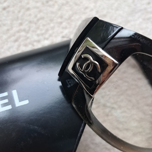 Chanel sunglasses with case & pouch - Picture 3 of 7